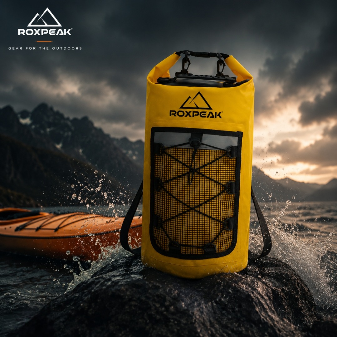Roxpeak gele waterdichte drybag op een rots aan een bergmeer